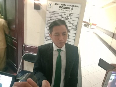 Sekretaris Komisi B DPRD Kora Surabaya. Mahfudz. (Bachan)
