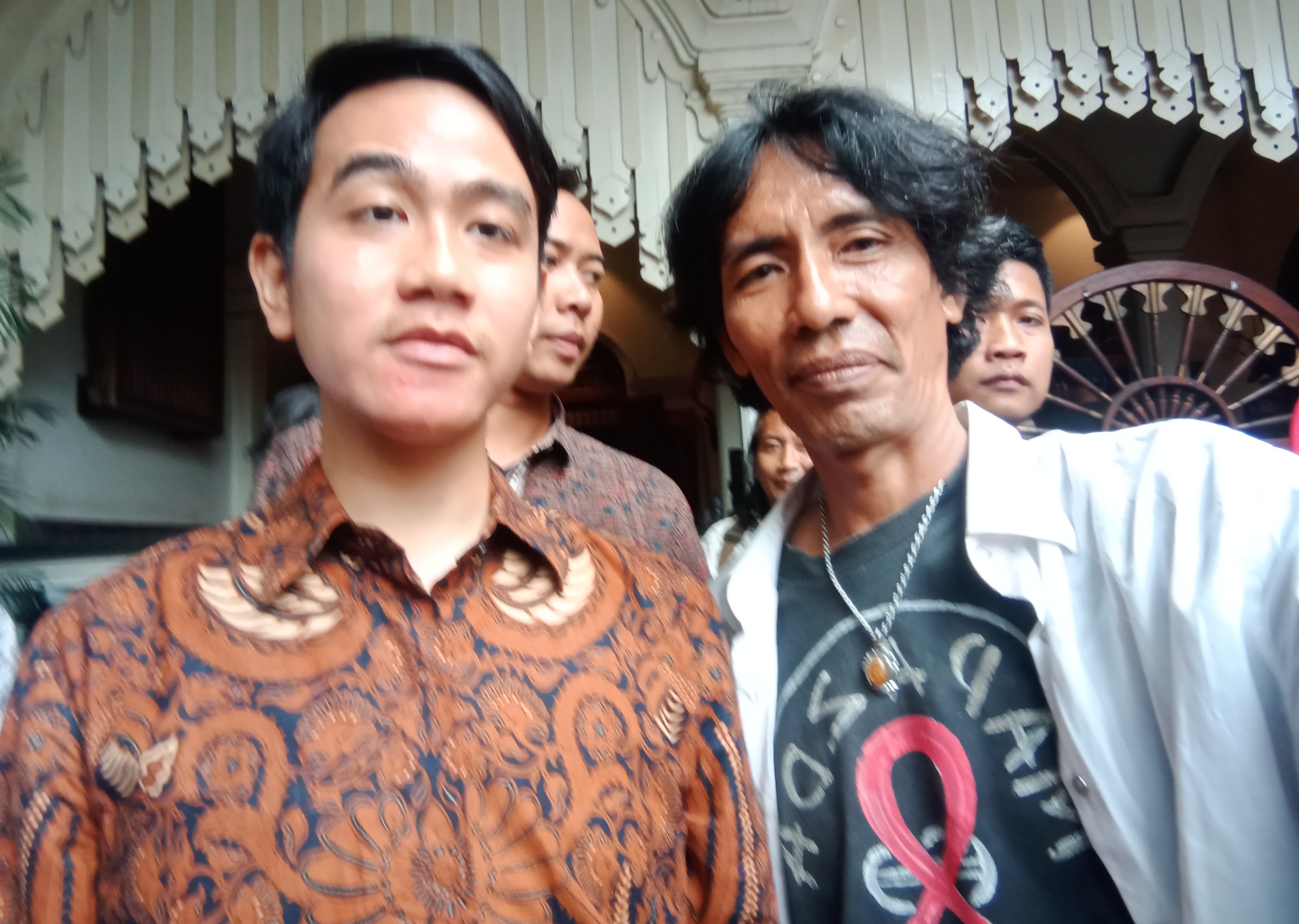 Gibran (kiri, baju batik) bersama Amar (Pimred Swaranews.com) di Solo /Foto : Bachan.