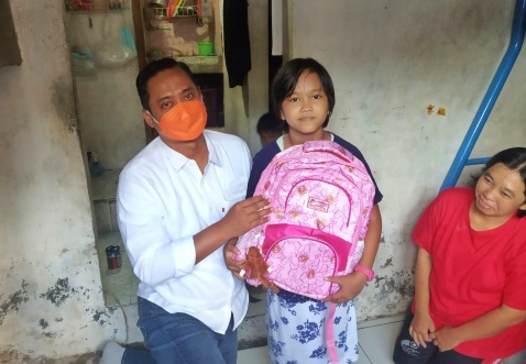 Cahyo saat menemui Salma didampingi tantenya. / Foto : istimewa