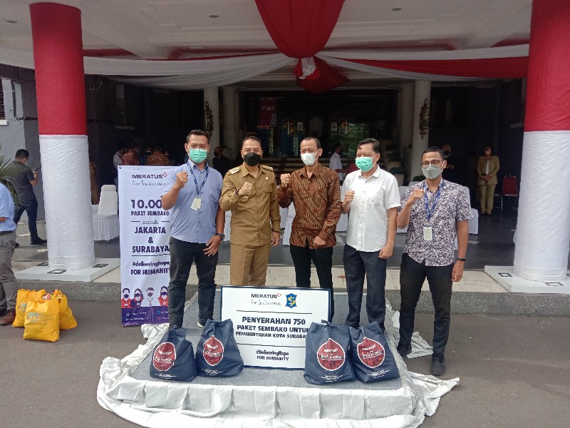 Walikota Surabaya Eri Cahyadi saat menerima bantuan dari PT Meratus di Balai Kota. / Foto : Bachan