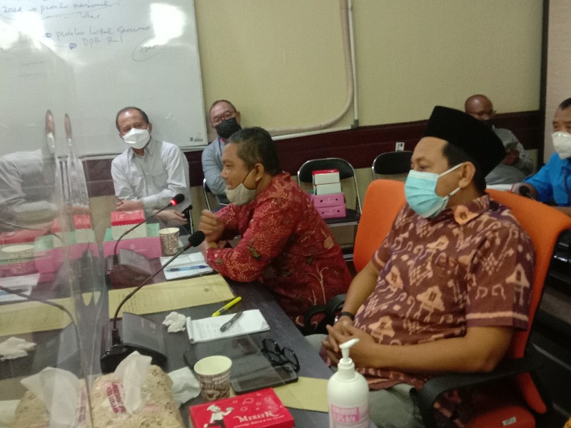 Aan Ainurrofik (memakai kopyah hitam) saat mengikuti hearing di Komisi A DPRD Kota Surabaya, Senin (30/8/2021). / Foto : Bachan