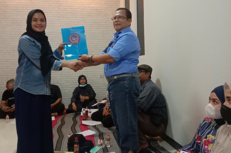 Ahmad Sulkan saat menyerahkan SK kepada Ketua DPC FKKGD Kota Surabaya, Ine Listiyani, SH., M.Kn. / Foto : Bachan