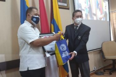 Diding Yunarto (berkemeja putih) Pengurus LPPL Jatim saat menetima penghargaan dari Prof. Bambang Wakil Direktur Pascasarjana Unair.
