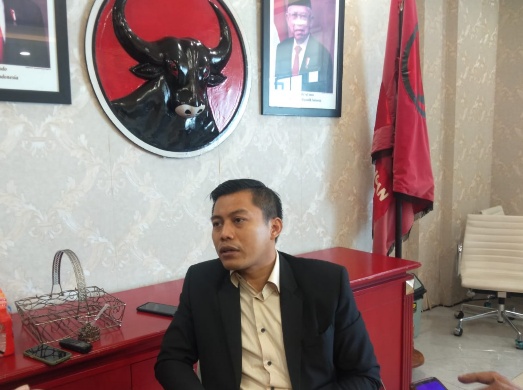 Abdul Ghoni Sekretaris Fraksi PDIP sesaat setelah menerima laporan warga di ruang fraksinya. (Bachan)