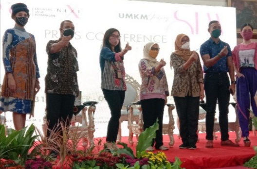 Rini Indriyani Eri Cahyadi (kerudung putih) didampingi para pendukung event di Lobby Balai Kota lt. 2 Surabaya. (Bachan)