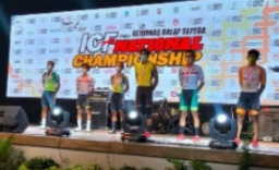 Muhammad Abdurrahman saat prosesi penyerahan medali emas ICF National Championship 2021. (Istimewa)