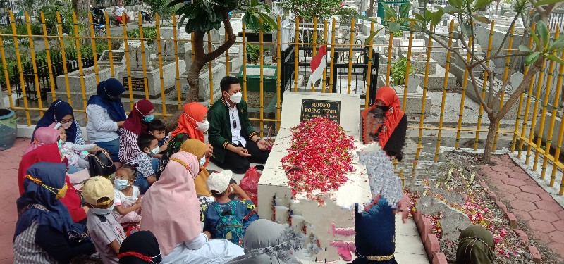 Abdul Ghoni saat ziarah ke Makam Bung Tomo. (Bachan)