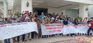 Massa aksi warga Keputih Surabaya, setelah hearing di Komisi C DPRD Kota Surabaya. (Bachan)