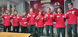 Ketua DPP PKP Jatim Peter Sosilo (kelima dari kanan) bersama jajarannya. (Bachan)