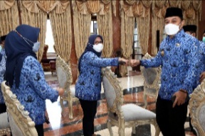 Walikota Surabaya Eri Cahyadi sesaat setelah Peeinfatan HUT KORPRI le-50 di Lobby Lantai Nalai Kota Surabaya. (Bachan)