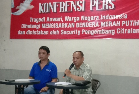 Anwari (kiri) didampingi Kuasa hukumnya Nanang Sutrisno, SH,. MM saat memberikan keterangan persnya. (Bachan)