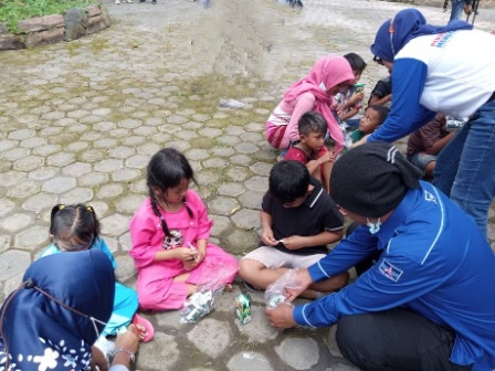 Trauma healing yang dilakukan Tim Relawan Biru di Lumajang. (Dok. Bakomstra DPC PD Durabaya)