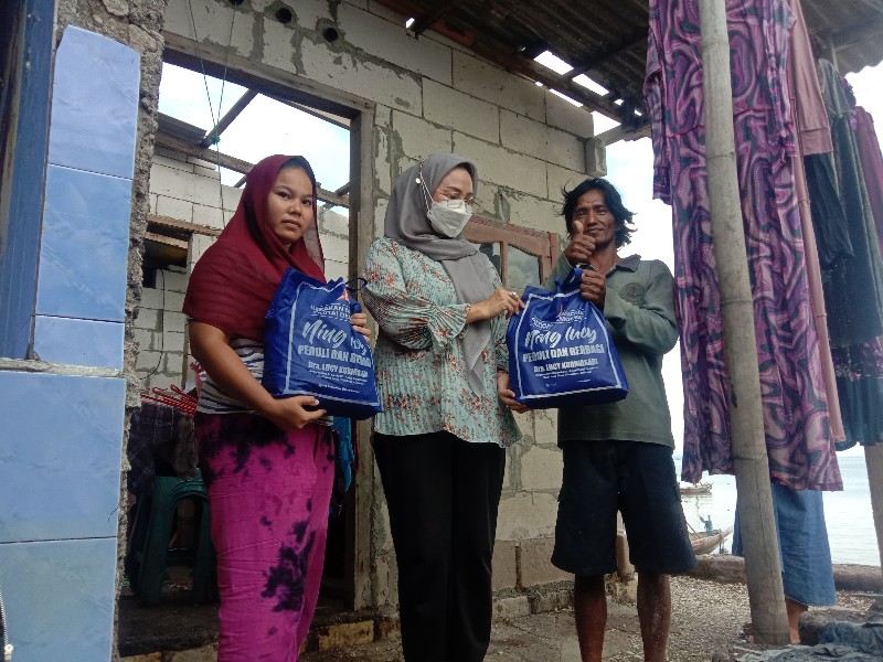Lucy Kurniasari saat membagikan bantuan Demokrat berbagi kepada warga Kenjeran Surabaya. (Bachan)
