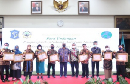 Peraih Penghargaan Adiwiyata Mandiri bersama Sekda Kota Surabaya dan Kepala DLH Kota Surabaya. (Humas)