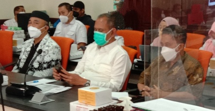 Kepala Dinas Pendidikan Kota Surabaya, Yusuf Masruh (depan, tengah berbaju putih) saat hearing di Komusi D DPRD Kota Surabaya. (Bachan)