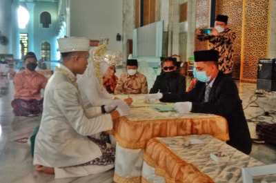 Prosesi akad nikah Ghaniy dan Hakikk di Masjid Akbar Surabaya. (Bairi)