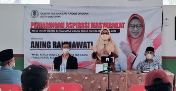 Aning Rahmawati saat menggelar reses Dengan warga RW 7 Medokan Ayu. (Tim)
