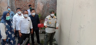Petugas Satpol PP menandai pembongkaran bangunan di brandgang Kapasan, disaksikan langsung oleh Wakil Walikota Surabaya Armuji dan Baktiono DPRD Surabaya. (mar)