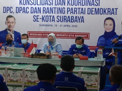 Lucy Kurniasari (tengah kerudung putih) saat memimpin rapat konsolidasi Partai Demokrat Surabaya. (Bachan)