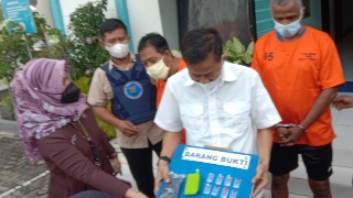 Kepala BNNK Surabaya, Kartono (baju putih) saat press rilis menunjukkan barang bukti di Jalan Ngagel Madya, Surabaya. (Bachan)