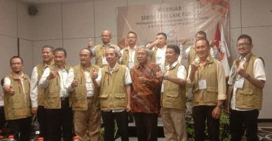 Pengurus PAPTI Jatim sesaat setelah Pelantikan dan Webinar SLF. Ketua PAPTI Jatim, Gatut Prasetiyo (kelima dari kiri) bersama Ketum PAPTI Pusat (baju batik). / Foto : Bachan