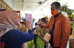 Cahyo Siswo Utomo saat meninjau layanan KIA di Balai Pemuda. (Tim) 