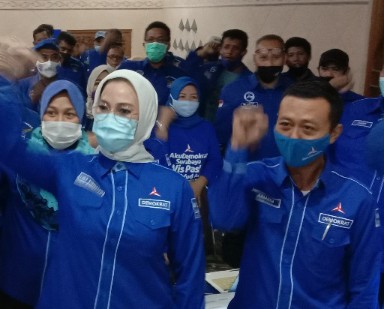 Ketua DPC Partai Demokrat Kota Surabaya, Lucy Kurniasari (kerudung putih) dalam sebuah kesempatan. (mar)