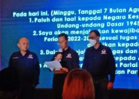 Robert Simangunsong, Ketua DPD Partai Dem Kota Surabaya (tengah) saat melantik pengurus DPC. (Bachan)