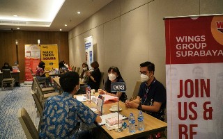 Salah satu Wisudawan Creative Tourism Saat mengikuti Table Networking di Wings (tim)