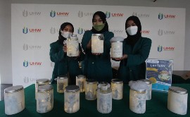 Mahasisea UHW Perbanas dengan Lantern hasil karyanya. (mar)