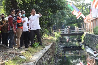Wali Kota Eri Cahyadi Keliling Tinjau Pengerjaan Saluran Air