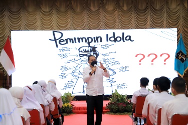 Eri Cahyadi saat memotivasi pelajar calon Pengurus OSIS Se-Surabaya. (Dok. Humas)