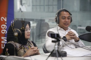 Walikota Eri Cahyadi dan Ning Rini saat jadi presenter di radio. (Diskomi fo Surabaya)