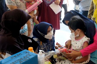 Ning Rini sat menyaksikan langsung pelaksanaan Bulan Imunisasi Anak Nasional (Diskominfo Surabaya)
