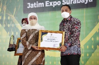 Walikota Surabaya Eri Cahyadi saat menerima piagam penghargaan dari Gubernur Jatim, Khofifah. (Diskominfo Surabaya)
