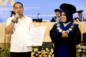 Walikota Eri Cahyadi saat mebghadiri wisuda Stikosa AWS (Diskominfo Surabaya)