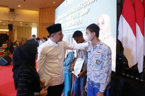 Pemkot Surabaya Bagikan Baksos Kepada Ratusan Siswa SD/SMP