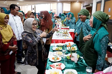 Ketua TP PKK Rini Indriyani saat meninjau salah satu stanf peserta lomba B2SA. /Foto: Diskominfo Kota Surabaya