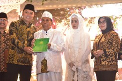 Pemkot Surabaya Nikahkan 225 Pasangan secara Massal