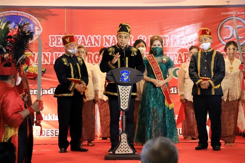 Walikota Surabaya Eri Cahyadi saat terima Anugerah Gelar Kehormatan dari Sulawesi Utara. (Dok. Humas)