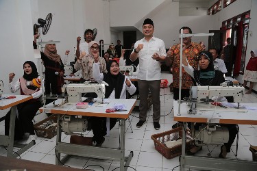 Walikota Eri Resmikan Koperasi di Nagel Tirtosari