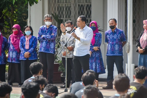 Eri Cahyadi saat memberikan motivasi bagi pelajar SMAN 21 Surabaya. (Dok. Diskominfo)