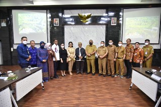 Anggota Komisi IX DPR RI bersama jajaran Pemkot Surabaya. (Diskominfo Surabaya)