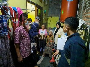 Kondisi Basiti (tengah duduk) saat ditindaklanjuti oleh Dinsos Kota Surabaya. (Diskominfo Surabaya)