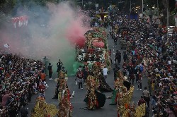 Walikota Eri Berangkatkan 12 Kereta Kencana di Parade Surabaya Vaganza