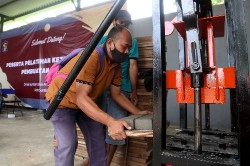 Padat karya pembuatan paving Pemkot Surabaya. (Diskominfo Surabaya)