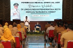 KH. Miftachul Achyar saat memberikan wejangan kepada ASN di lingkungan Pemkot Surabaya. (Diskominfo Surabaya)