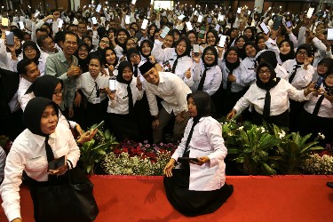 Walikota Eri Cahyadi foto bareng dengan para Guru yang terima SK Pengangkatan PPPK. / Fito: Diskominfo Kota Surabaya. (mar)