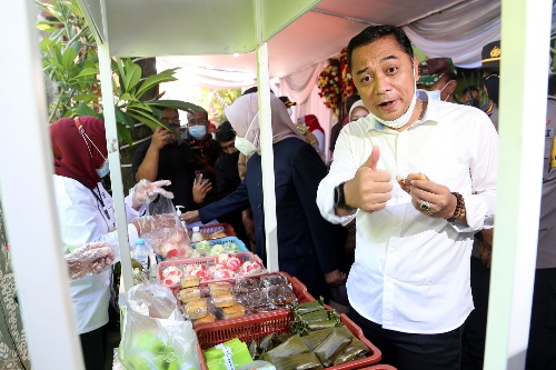 Walikota Surabaya Eri Cahyadi, saat mengunjungi kampung wisata kue. (Diskominfo Surabaya)
