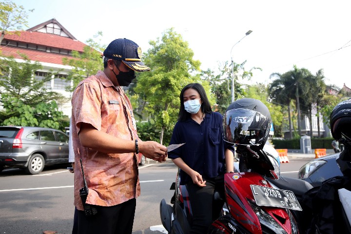 Parkir Sekitar Balai Kota Dan Taman Bungkul Pakai Qris